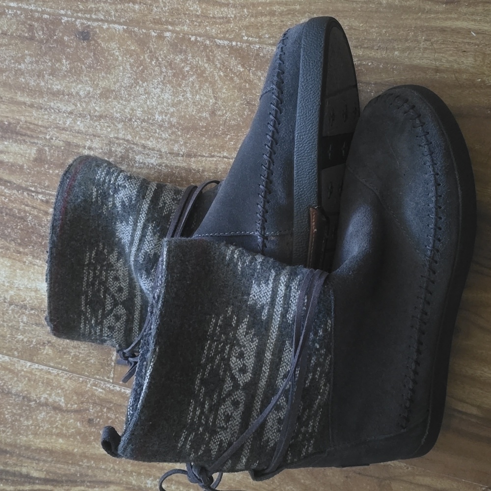 Grey Toms fuzzy Nepal Ugg booties Size 7